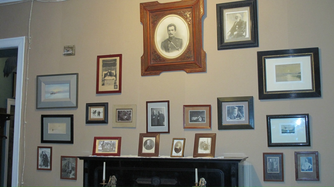 Развеска акварелей и фотографий в мемориальном кабинете П.К. Козлова. 2000-е - 2010-е гг.